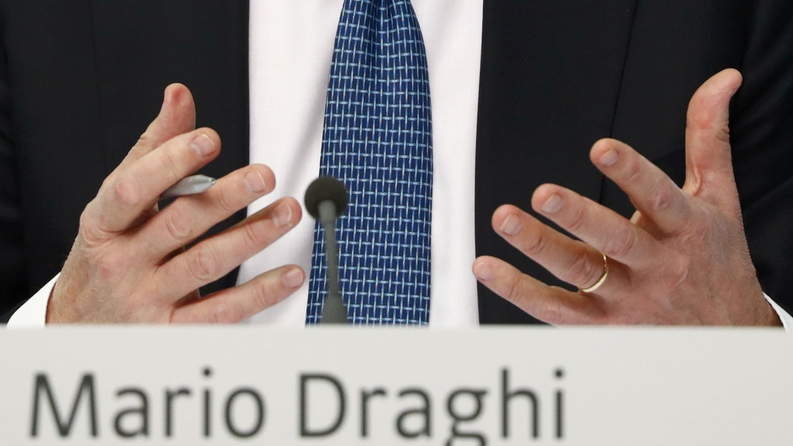 Foto: Detalle de las manos del presidente del BCE, Mario Draghi, durante la rueda de prensa de este jueves. (Reuters)