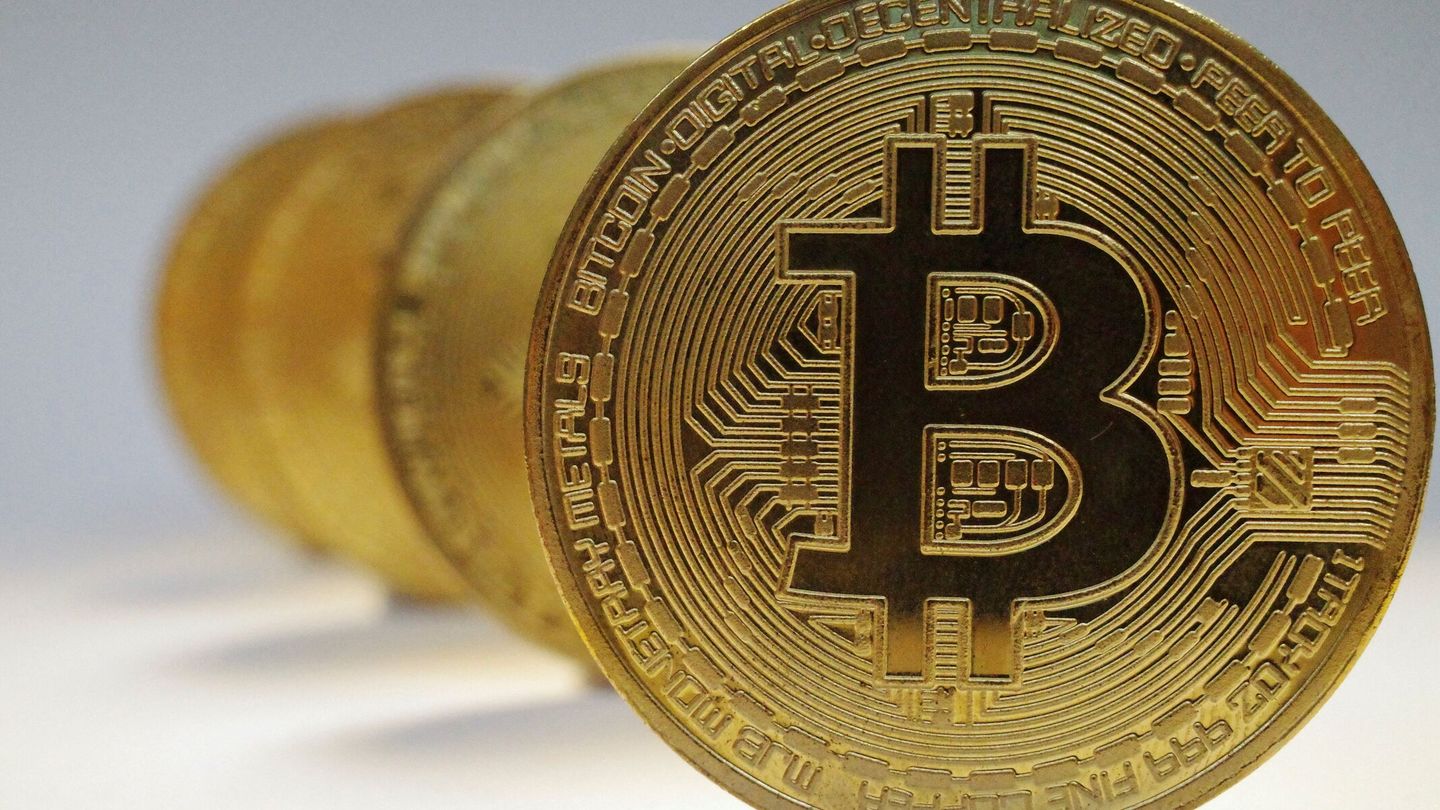 Una representación de la criptomoneda Bitcoin. (REUTERS / Edgar Su)