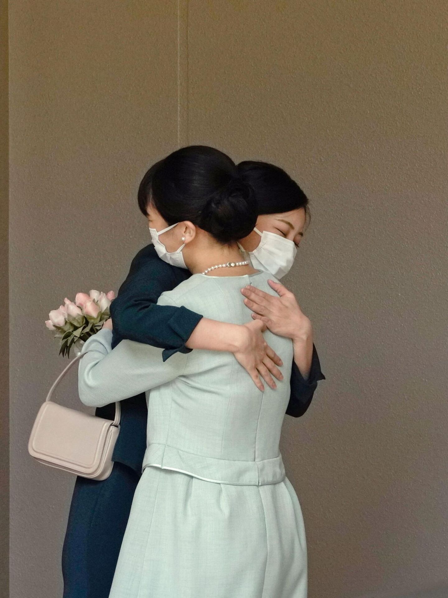 Mako y su hermana Kako, fundidas en un abrazo. (Reuters)