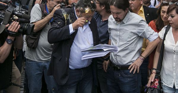 Foto: El presidente de la Federación Profesional del Taxi, Julio Sanz, recibe el impacto de un huevo que salpica también al líder morado, Pablo Iglesias. (EFE)