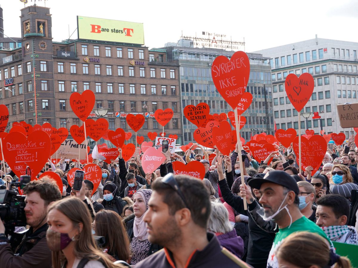 Foto: Manifestación en Copenhague contra la decisión de deportar refugiados sirios, en 2021. (Getty/Anadolu Agency/Davut Colak)