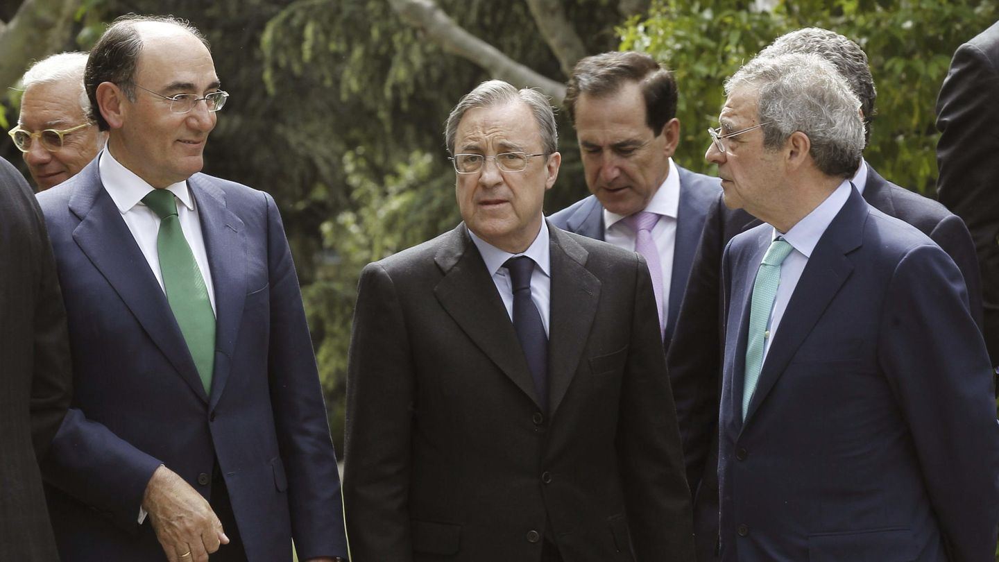 Los presidentes de Iberdrola, Ignacio Sánchez Galán (i), y ACS, Florentino Pérez (c), y el expresidente de Telefónica César Alierta (d). (EFE/Kiko Huesca)