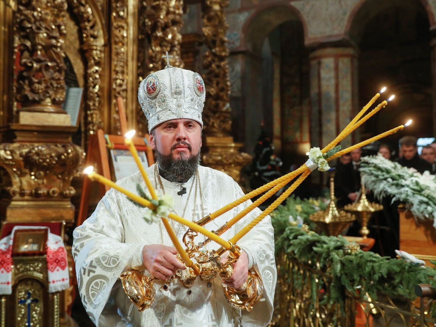 El metropolita Epifanio oficiando la misa de Navidad en la Catedral de Santa Sofía en Kiev, en enero de 2019. (EFE)