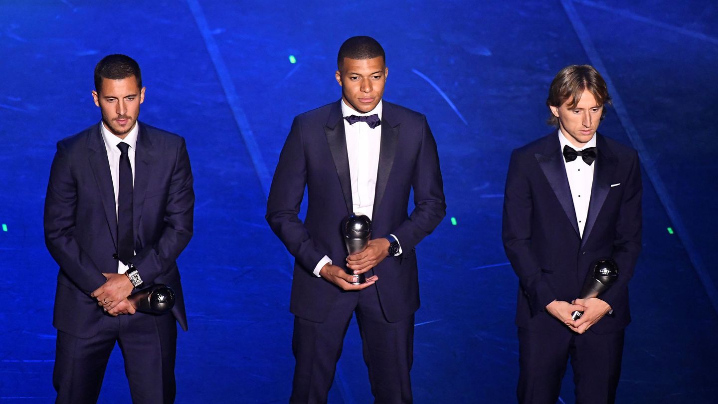 Hazard, Mbappé y Modric, durante la entrega de premios. (Reuters)