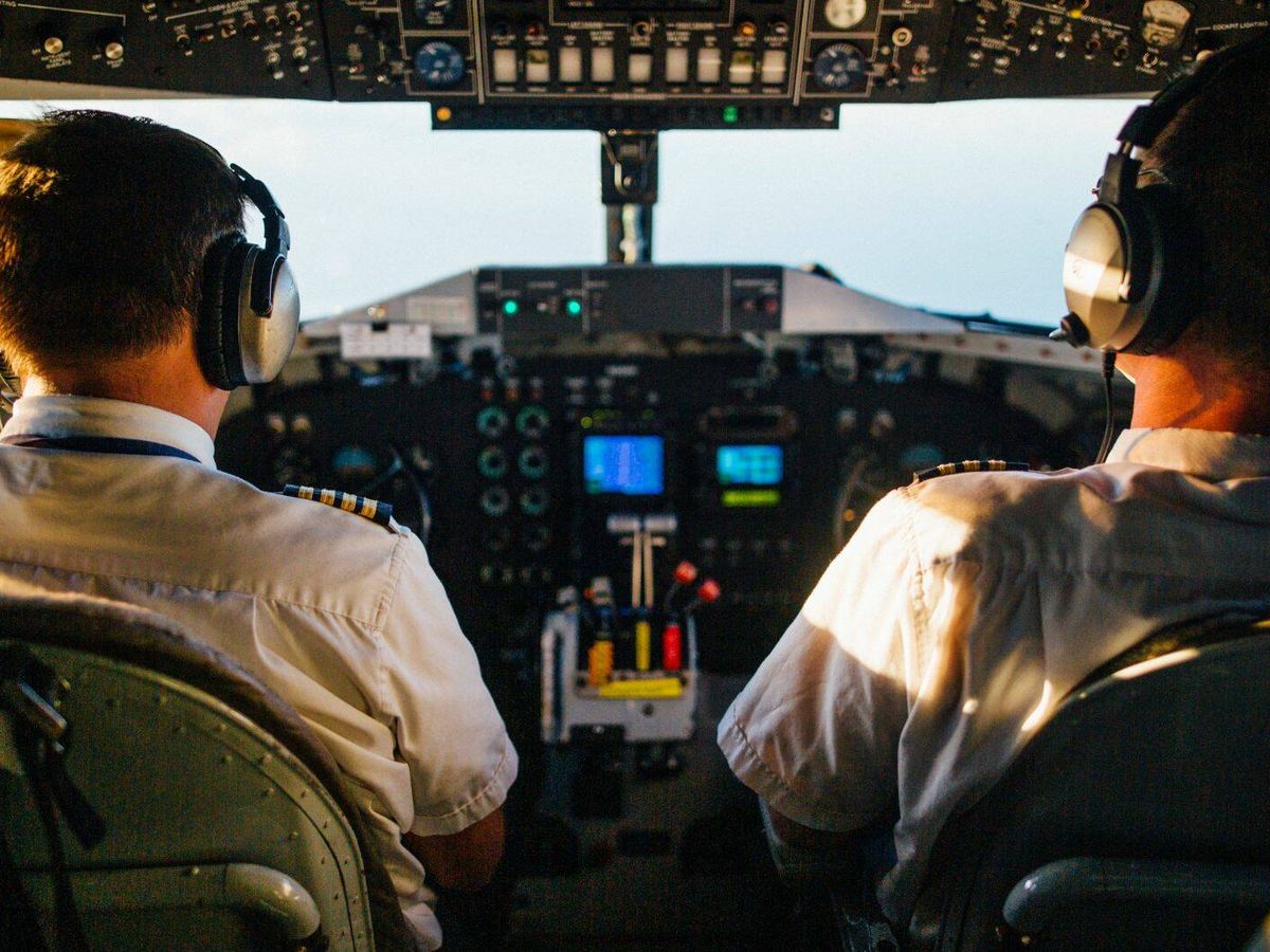 Foto: Dos pilotos de aviones. (Pexels)
