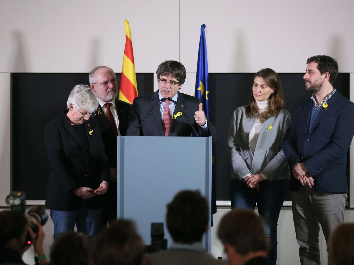 Carles Puigdemont (c), en su discurso sobre los resultados de las elecciones catalanas desde Bruselas. (EFE)