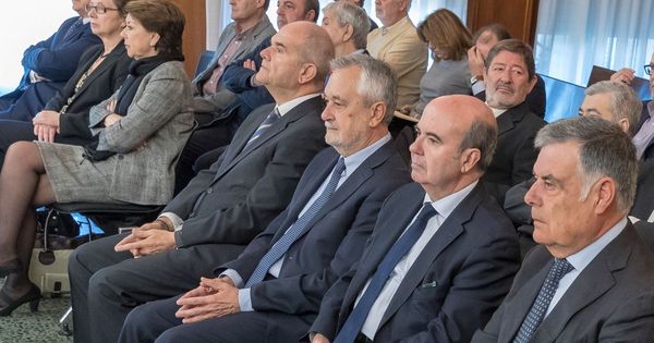 Foto: Manuel Chaves (4d), José Antonio Griñán (3d) y los exconsejeros Gaspar Zarrías (2d) y José Antonio Viera (d), junto a los 22 ex altos cargos de la Junta de Andalucía, en la sala de la Audiencia de Sevilla. (EFE)
