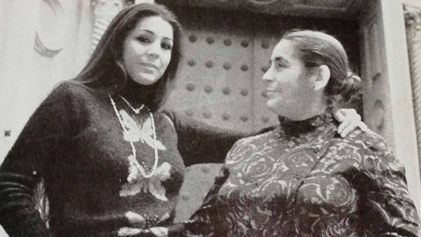 Isabel Pantoja y su madre, en un reportaje de la revista 'Tiempo'. (Cortesía)