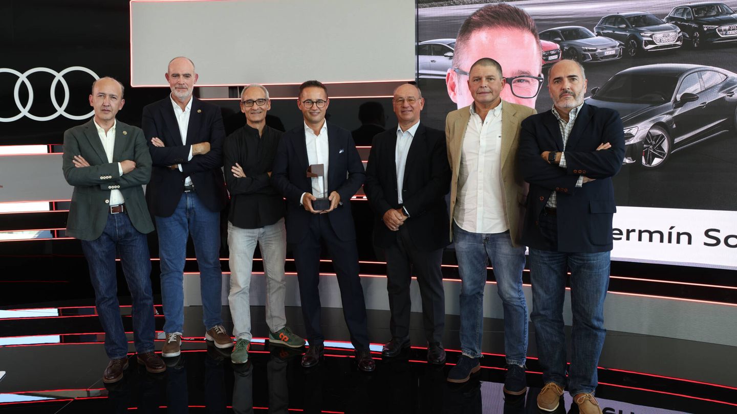 Fermín Soneira, con los seis miembros españoles del premio europeo 'Car of the Year'.