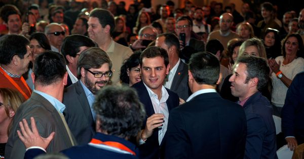 Foto: Albert Rivera (c), junto al secretario de Organización, Fran Hervías (i),  durante el encuentro ciudadano en Jaén hace dos semanas. (EFE)