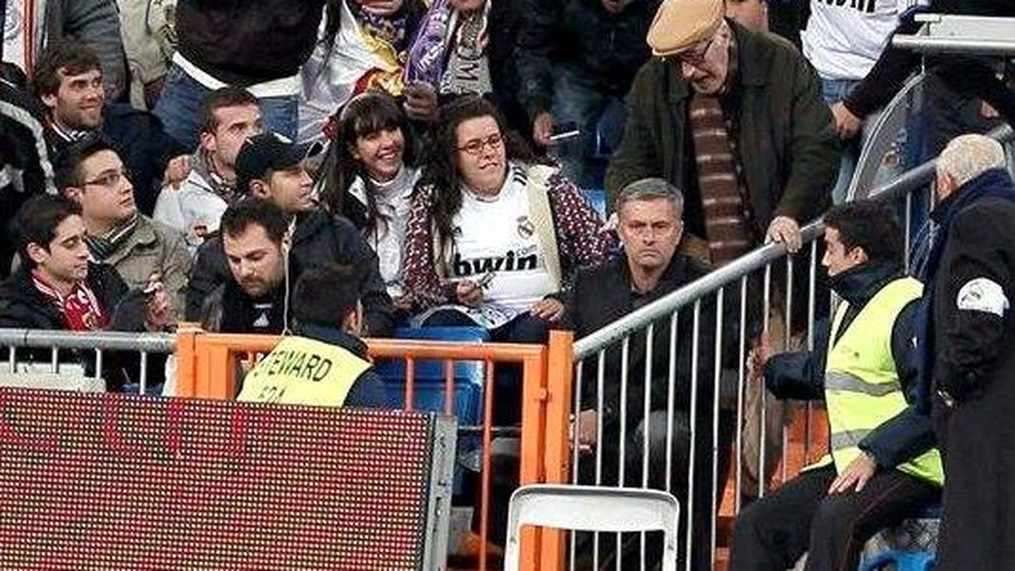 Mourinho, en la grada del Bernabéu, tras ser sancionado con un partido. (EFE)