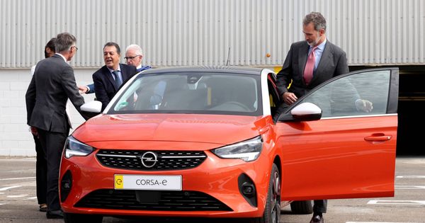Foto: Felipe VI pudo conducir el nuevo Opel Corsa-e, el primer coche eléctrico español de gran producción. 