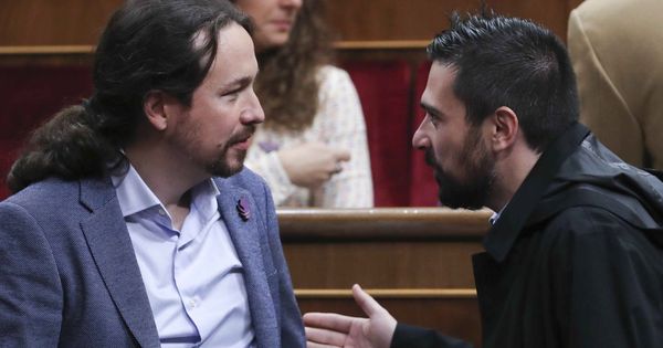 Foto: El líder de Podemos, Pablo Iglesias, y el exdirigente del partido Ramón Espinar (d), conversan en el hemiciclo del Congreso antes de los actos por el 40 aniversario de la Constitución. (EFE)