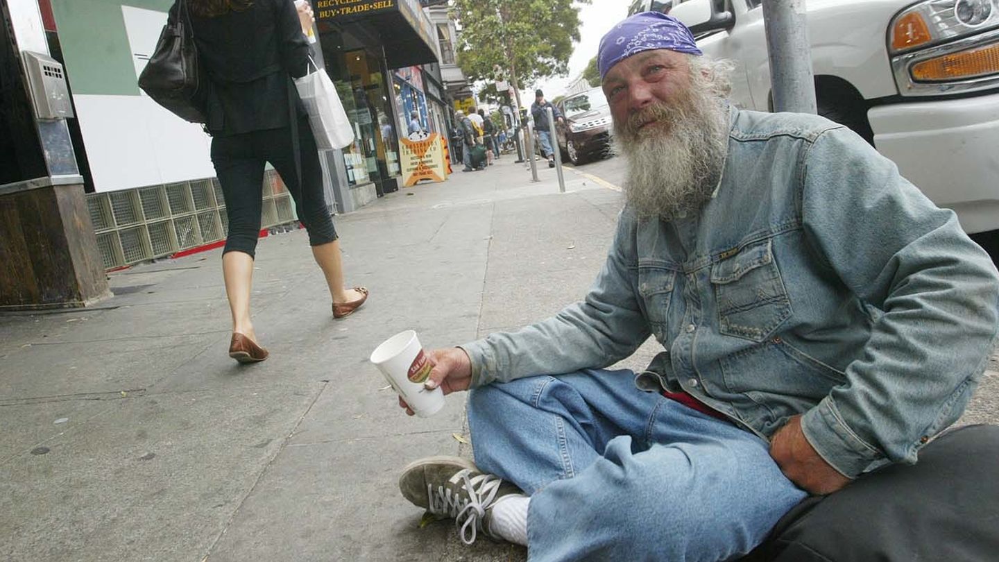 Un 'sintecho' pide en las calle de San Francisco (Cindy Chew)