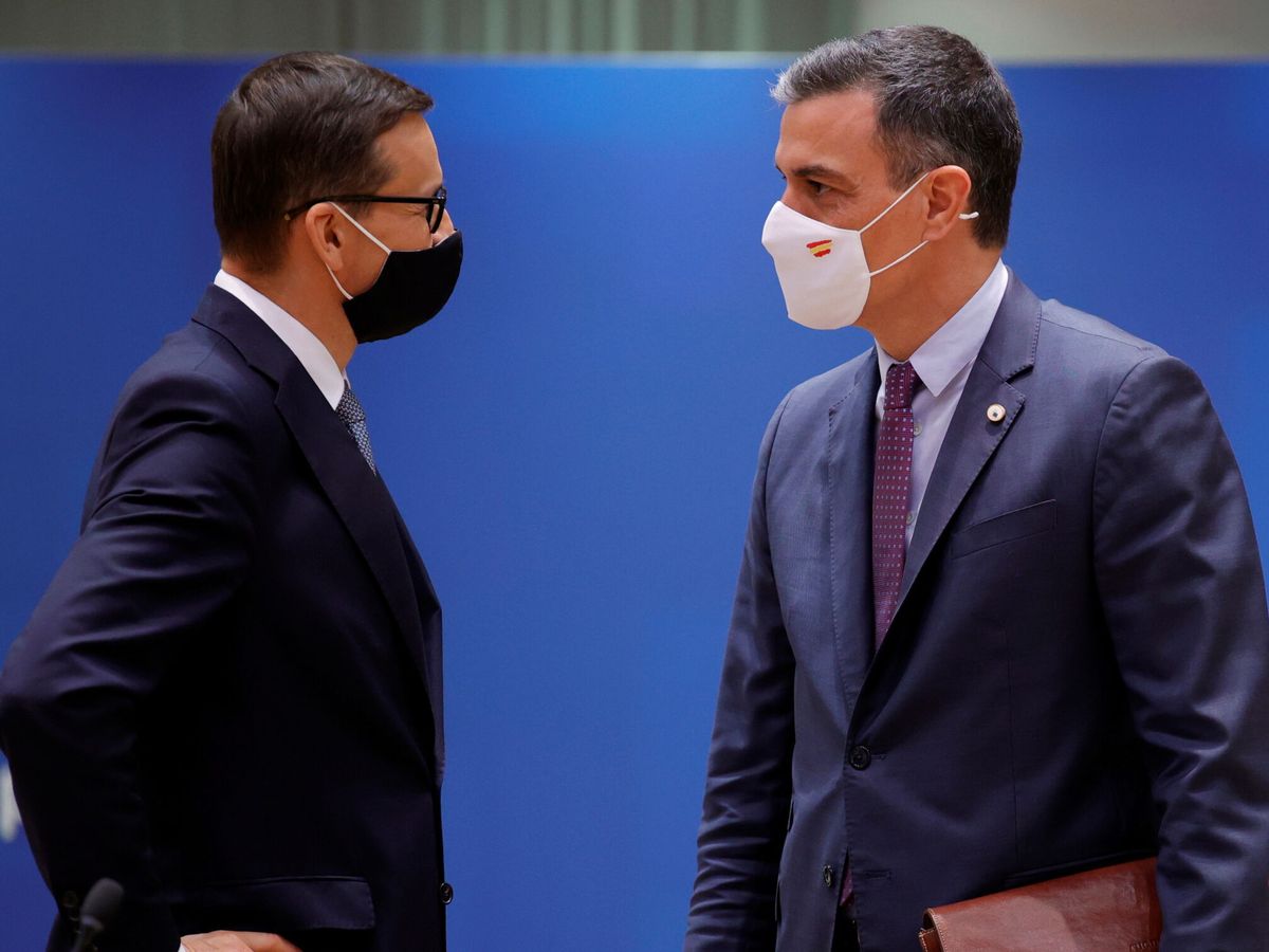 Foto: El primer ministro polaco, Mateusz Morawiecki, charla con el presidente del Gobierno, Pedro Sánchez, en la cumbre de junio. (Reuters)