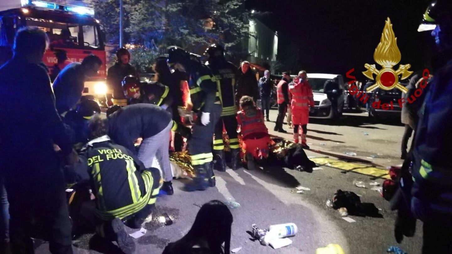 Personal de emergencia atendiendo a las víctimas. (Reuters)