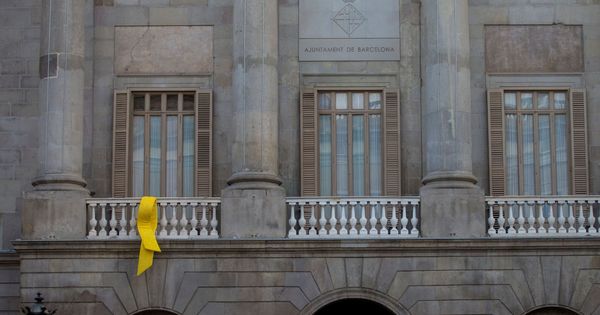 Foto: Un lazo amarrillo cuelga del Ayuntamiento de Barcelona. (EFE)