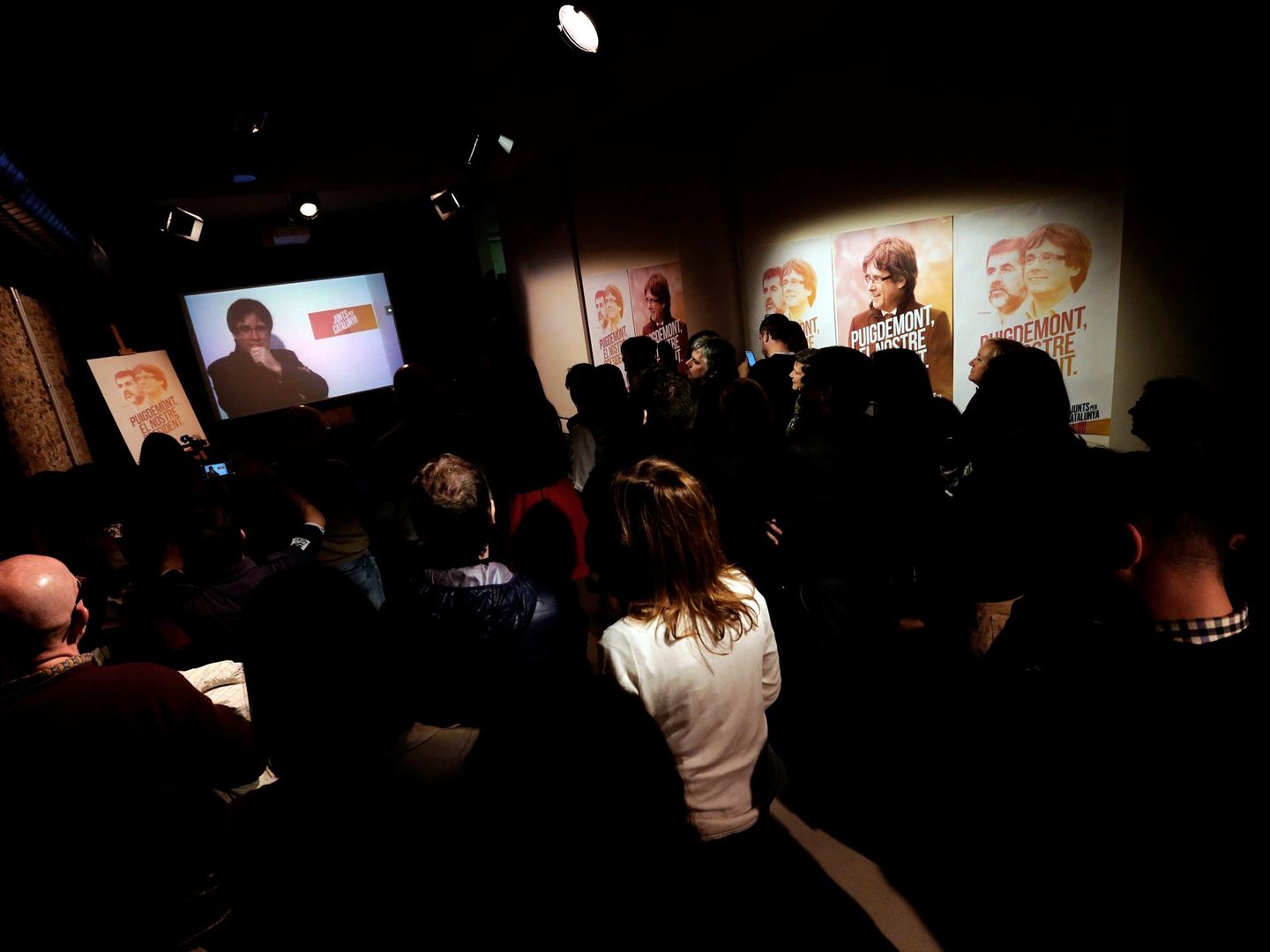 Carles Puigdemont conversa por videoconferencia con candidatos y simpatizantes. (EFE)
