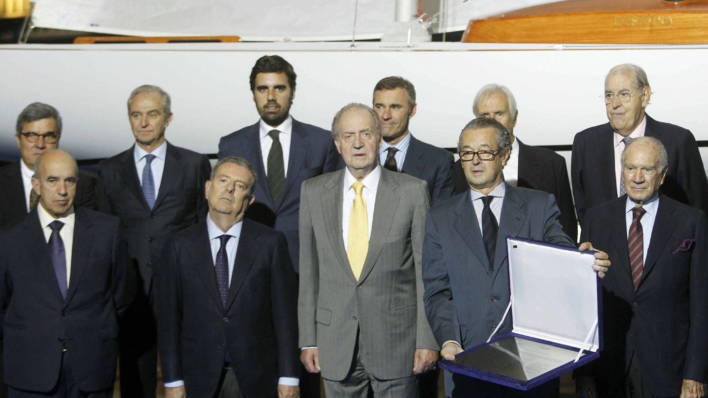 El rey Juan Carlos con Luis Conde (dcha), presidente del Salón Náutico de Barcelona, y Javier Godó, conde de Godó (izq), y otros catalanes, en Barcelona. (EFE)