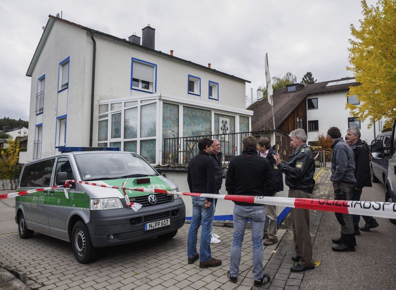 Policías acordonan la vivienda del incidente en Georgensgmünd, el 19 de octubre de 2016 (EFE)