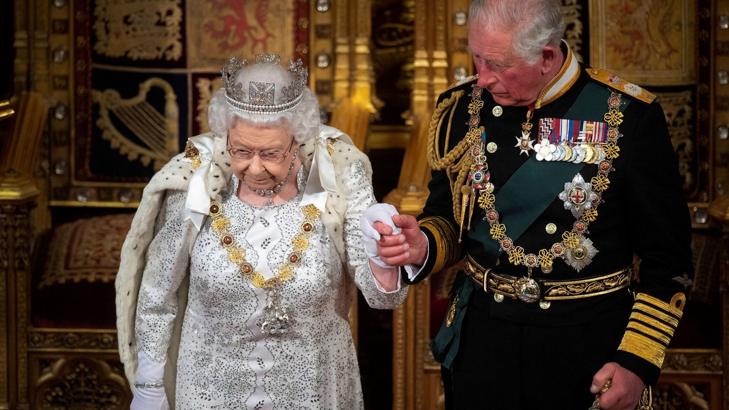 La reina Isabel con el príncipe Carlos, en una imagen de archivo. (Reuters)