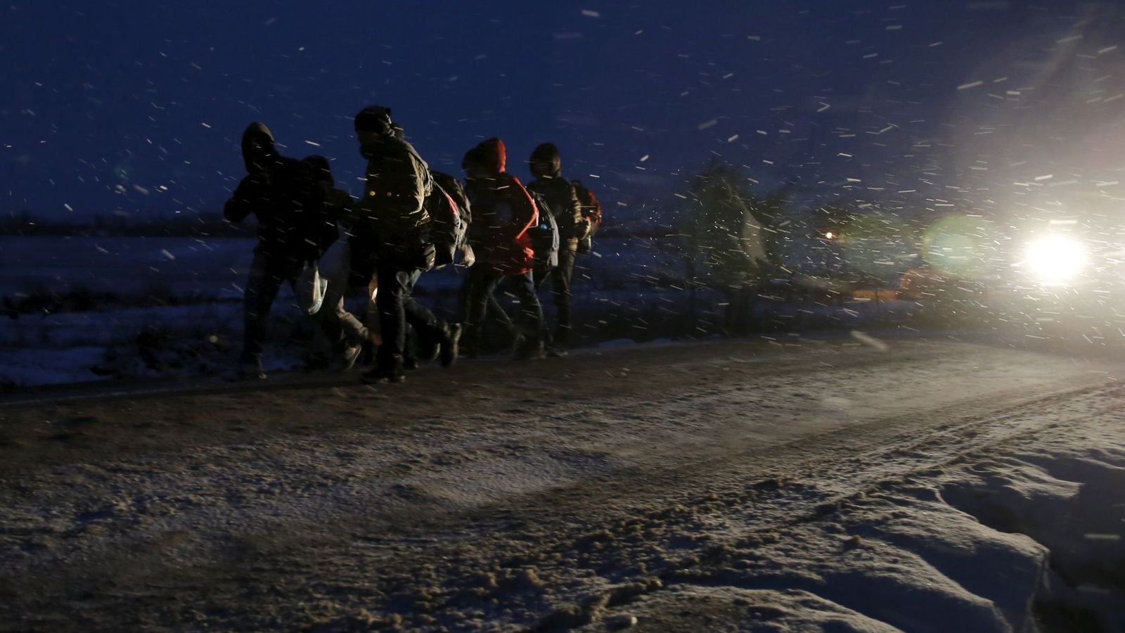 Foto: Migrantes caminan por una carretera tras cruzar la frontera de Macedonia, en Miratovac, Serbia, el 17 de enero de 2016 (Reuters).  