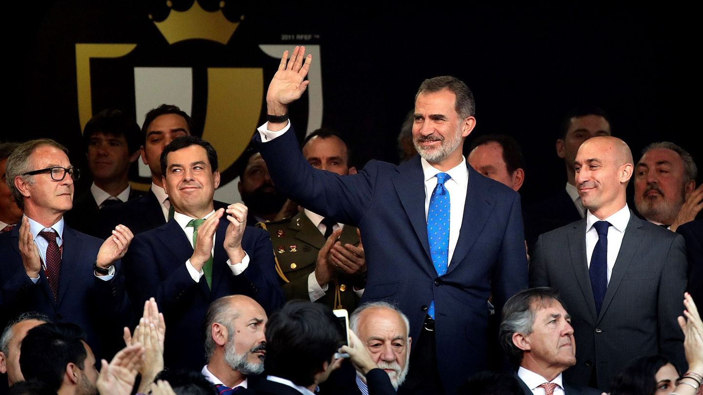 El rey Felipe, junto al presidente de la RFEF, Luis Rubiales, en la última final de Copa. (EFE)