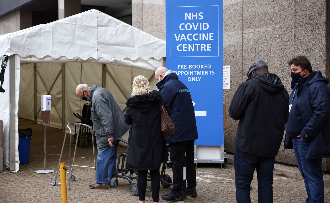 En Inglaterra, existen más de 1.500 centros de vacunación. (Reuters)