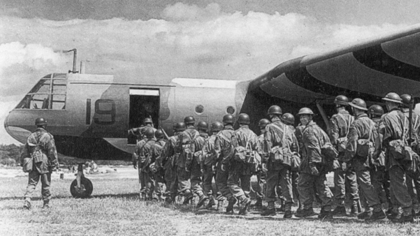 Equipo de soldados embarcando en un Horsa. (Foto: Imperial War Museum)