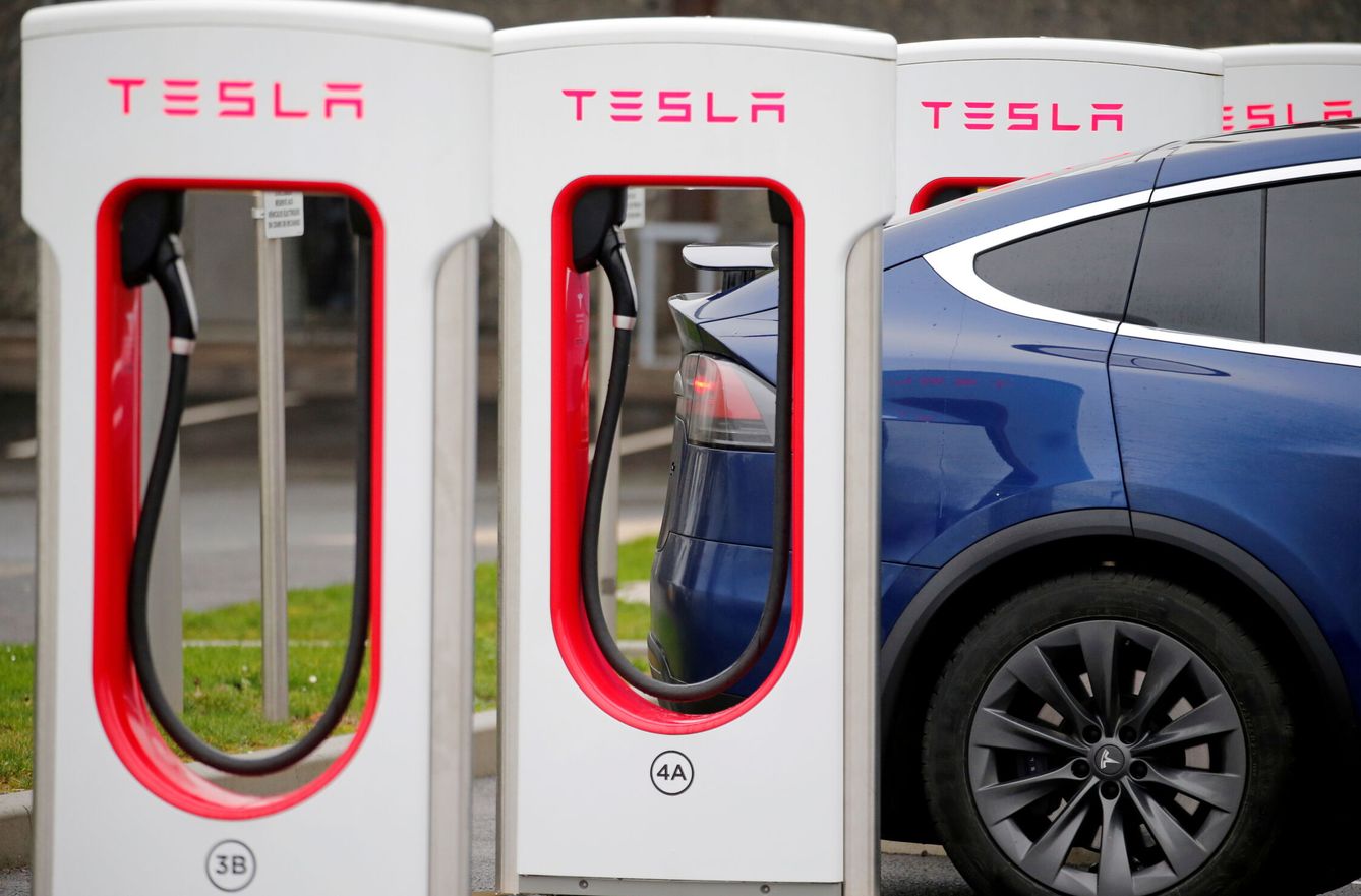 Conductor recargando la batería de su Tesla (Reuters)