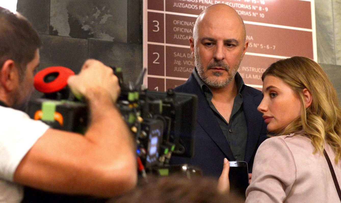 Roberto Álamo y Miriam Giovanelli durante el rodaje de 'Caronte'. (Mediaset España)