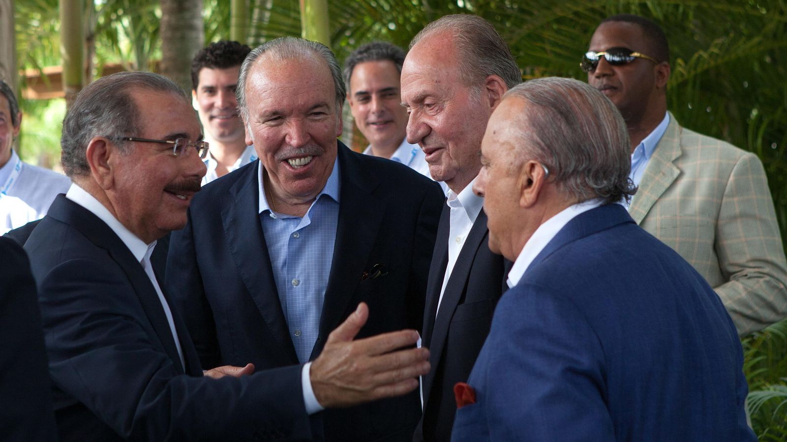 Foto: José Fanjul (segundo por la izquierda) le presenta a Don Juan Carlos a varios empresarios (Efe)