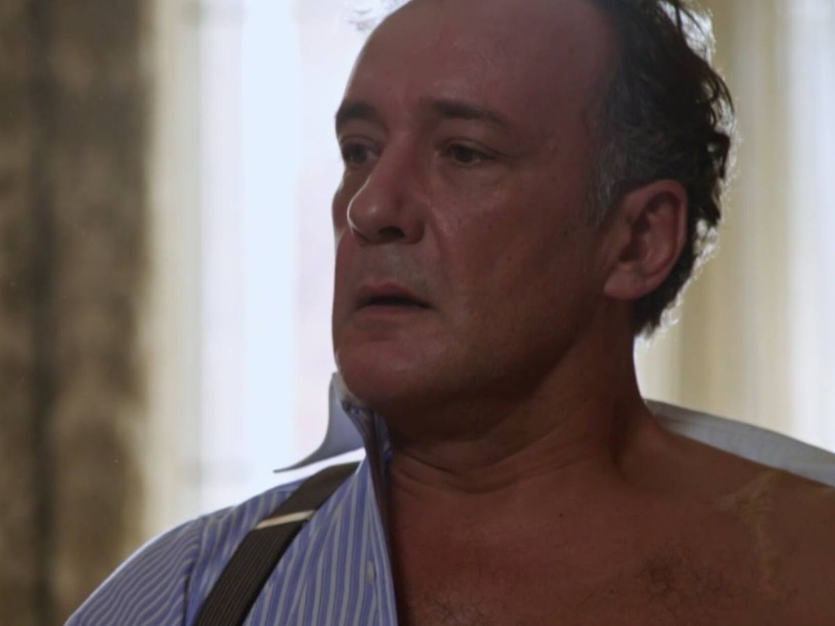 Foto: Don Jaime de Morcuende esconde una sospechosa cicatriz en su hombro en el primer episodio de 'Salón de té La Moderna'. (RTVE)