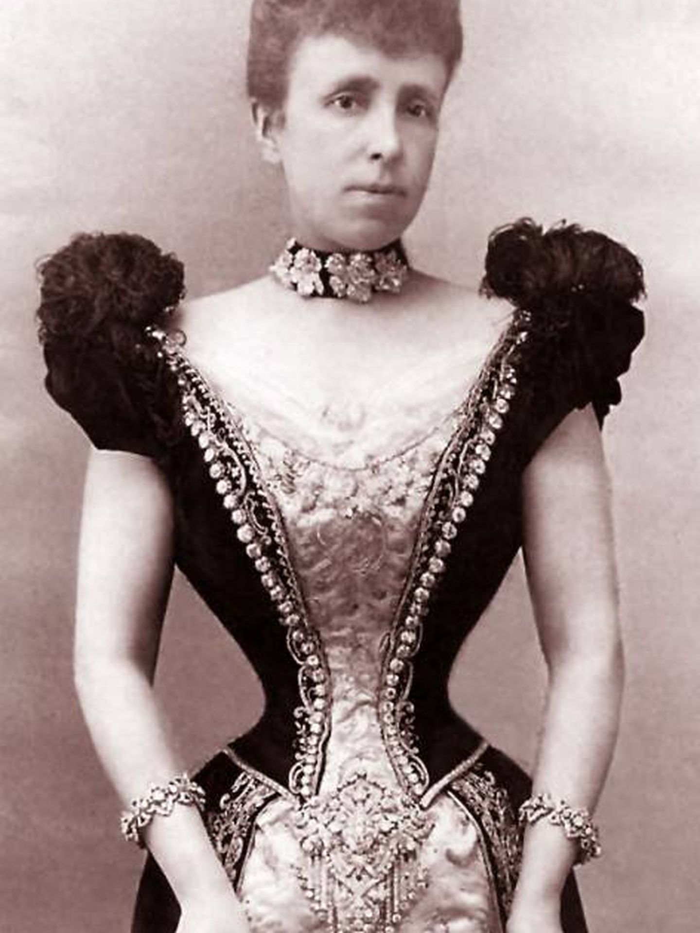 La reina María Cristina con el broche.