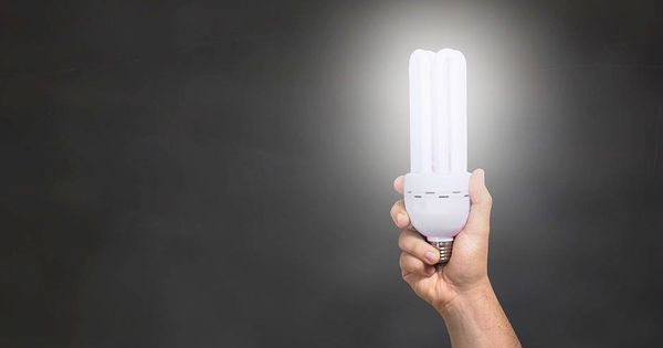 Foto: La factura de la luz es uno de los mayores quebraderos de cabeza de los gastos de los españoles (Pixabay)