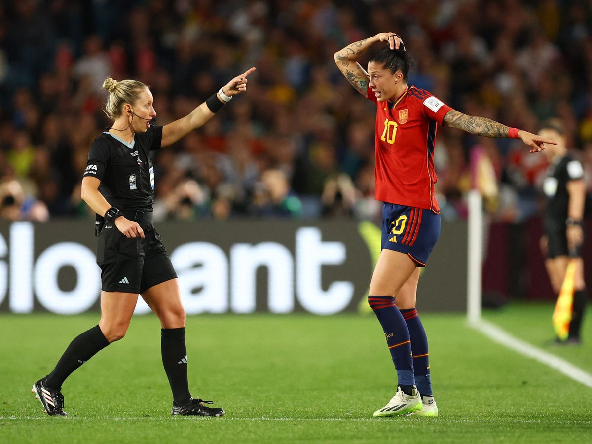 Foto: La jugadora Jenni Hermoso y la árbitra de esta final del Mundial de fútbol femenino (REUTERS/Hannah Mckay)