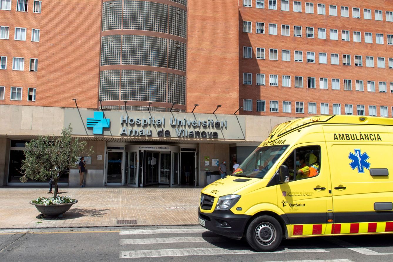 Vista del hospital Arnau de Vilanova de Lleida, capital de la comarca del Segriá, que permanece confinada. (EFE)