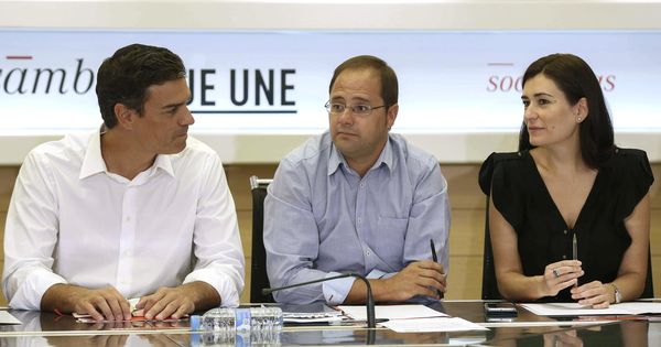 Foto: Pedro Sánchez, César Luena y la exministra de Sanidad Carmen Montón. (EFE)