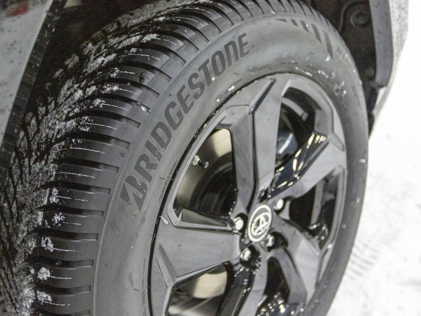El neumático Bridgestone 'Allseason' ayuda a su buena tracción.