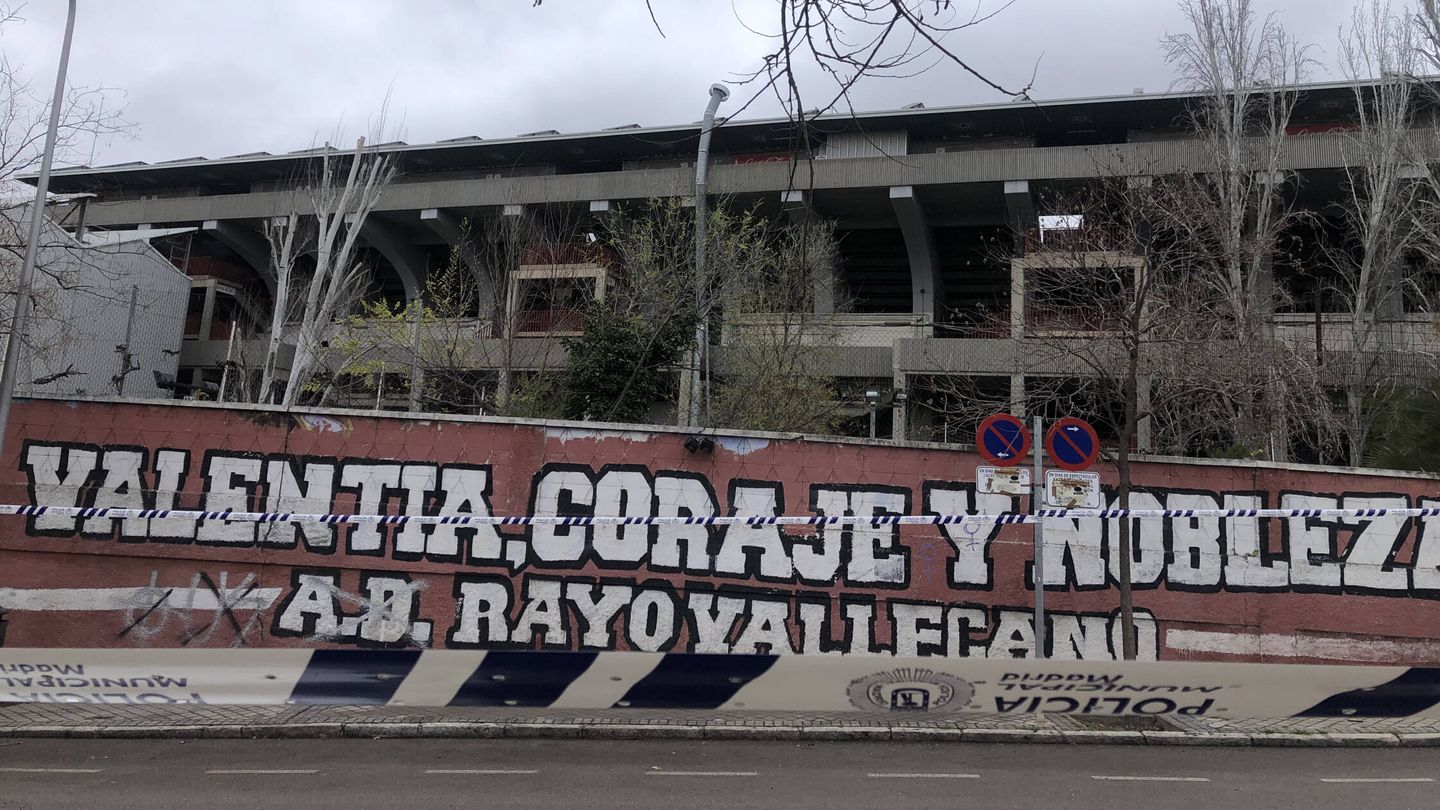 Exterior del estadio de Vallecas. (Emmanuel Ramiro)