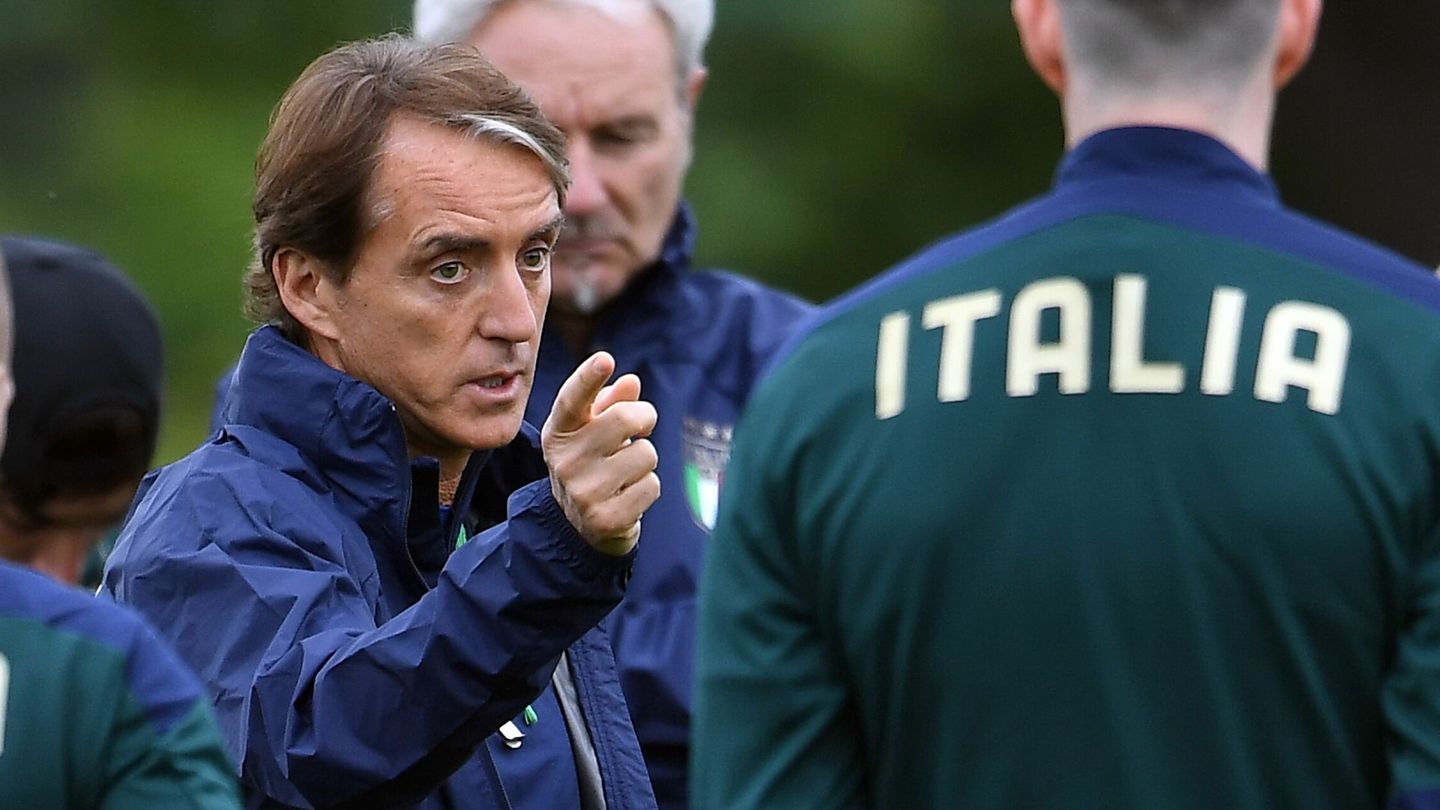Roberto Mancini da instrucciones a los suyos en el entrenamiento previo al gran duelo. (EFE)