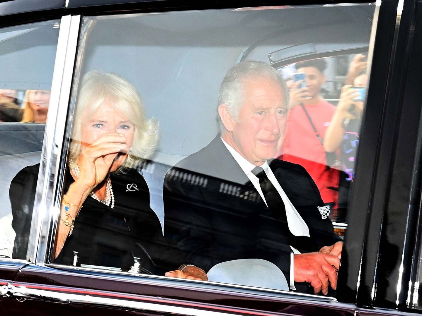 El rey británico Carlos III (R) y la reina consorte Camila, salen del Palacio de Buckingham en Londres. (EFE/EPA/Neil Hall) 