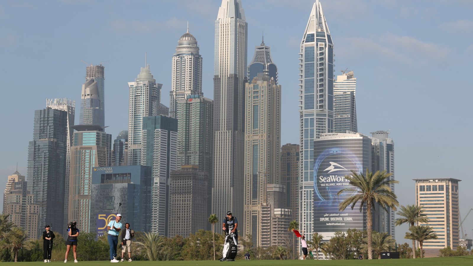 Jugadores de golf con el 'skyline' de Dubái de fondo. (Reuters)