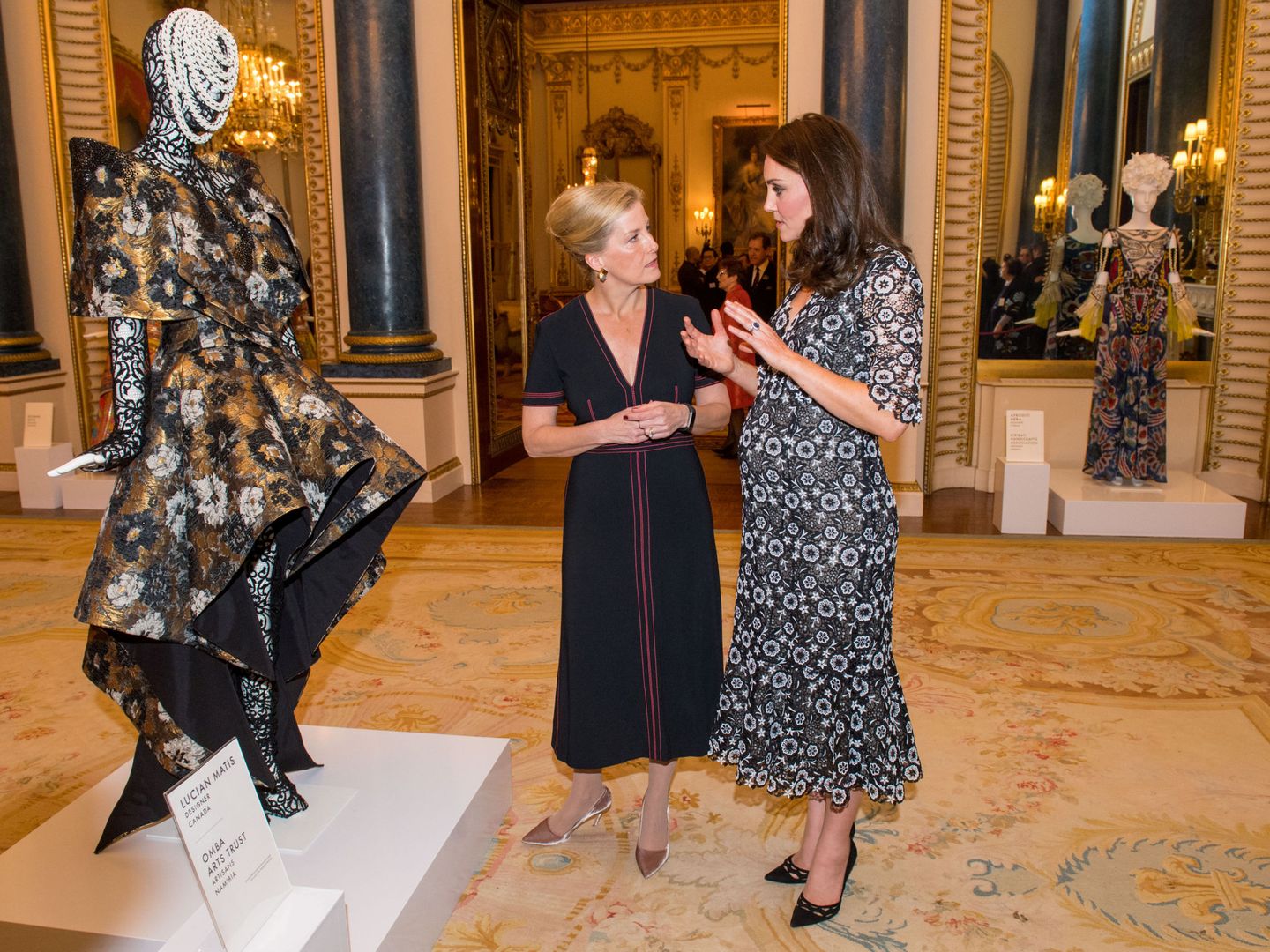 Kate Middleton y Sohpie de Wessex, en una exposición sobre moda. (Reuters)