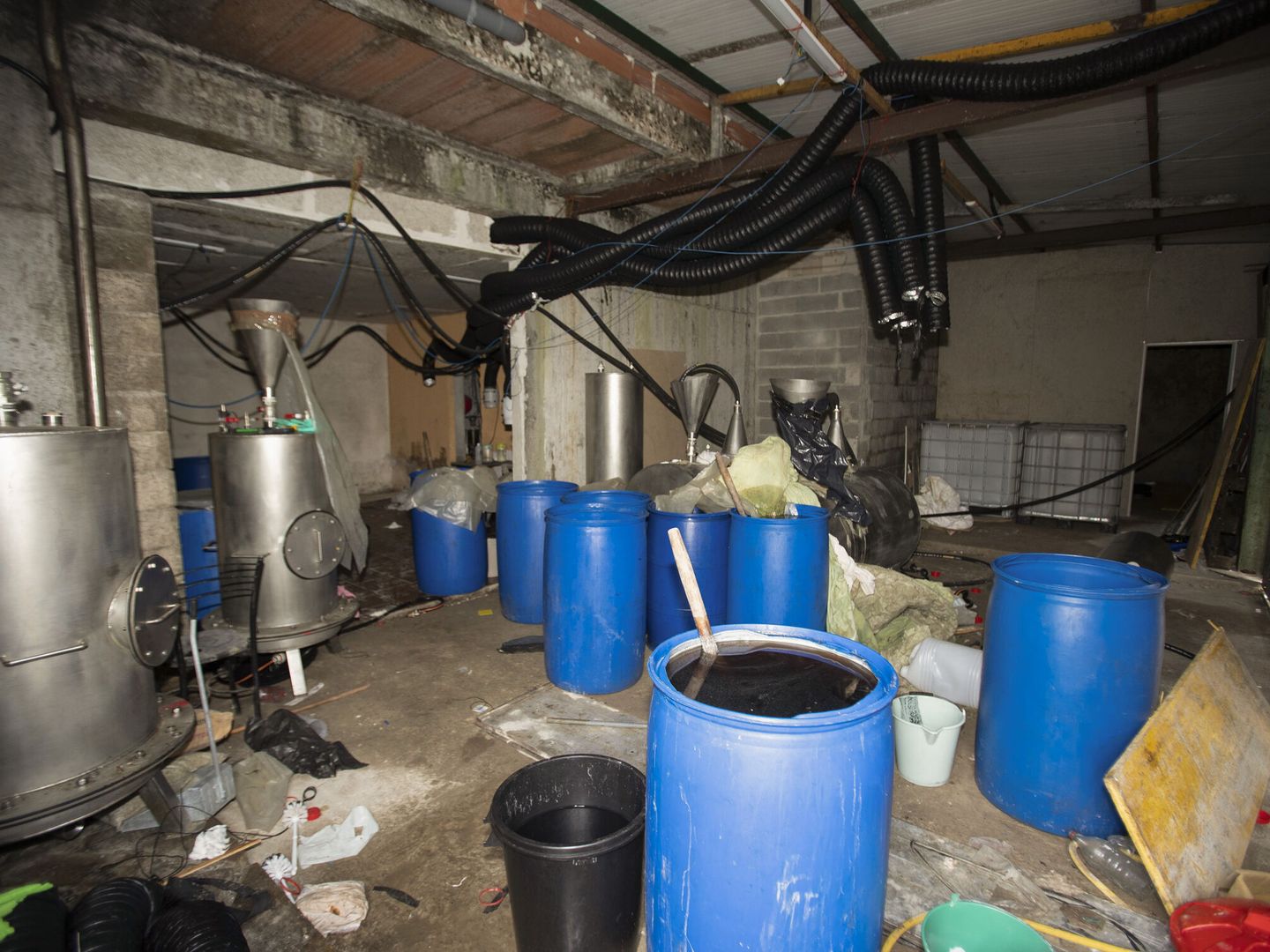 Imagen del interior del laboratorio de cocaína que la Policía Nacional ha localizado y desarticulado en Cerdedo-Cotobade (Pontevedra). (EFE/Salvador Sas)