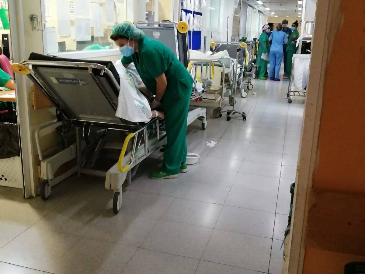 Foto: Imágenes del interior del Hospital Virgen de la Salud, con camas en los pasillos, ayer.