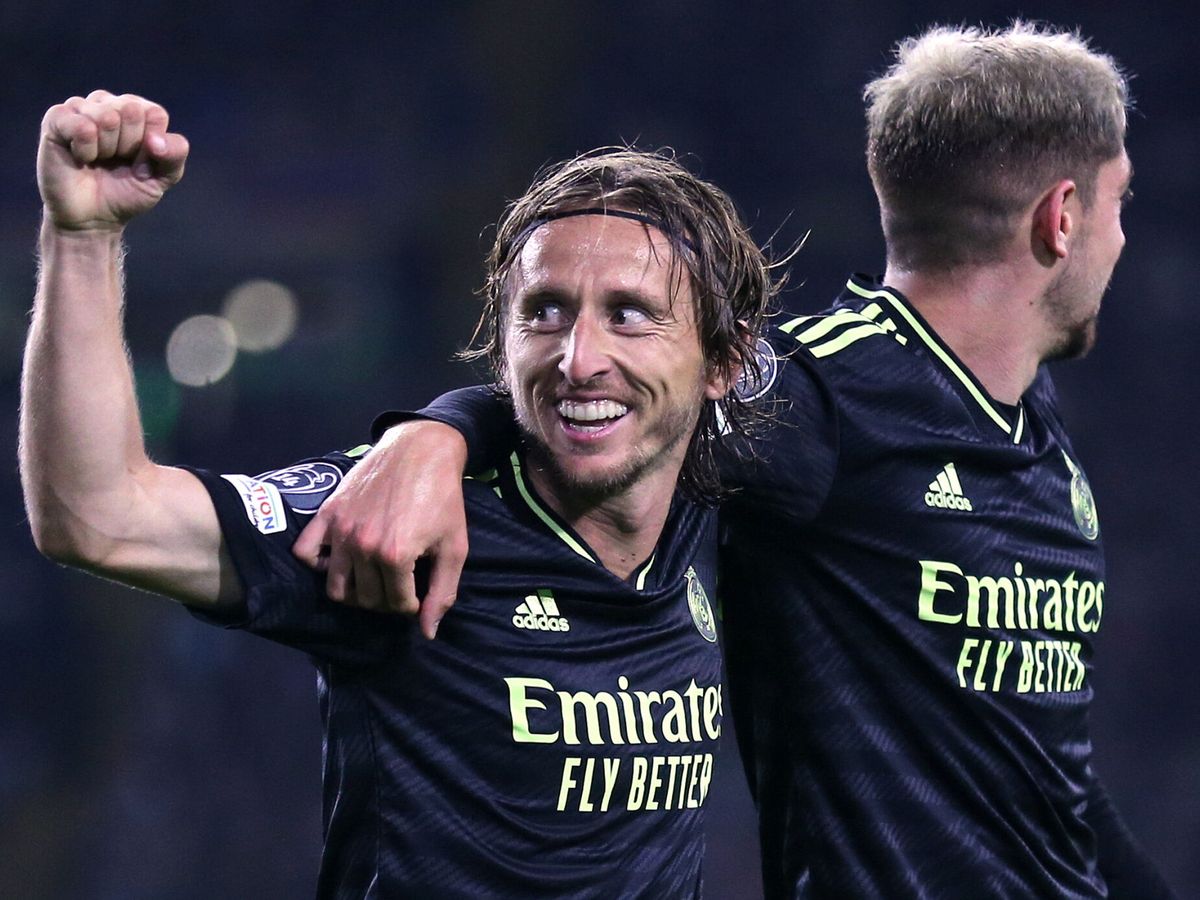 Photo: Modric celebrates a goal with Fede Valverde.  (EFE/Robert Perry)