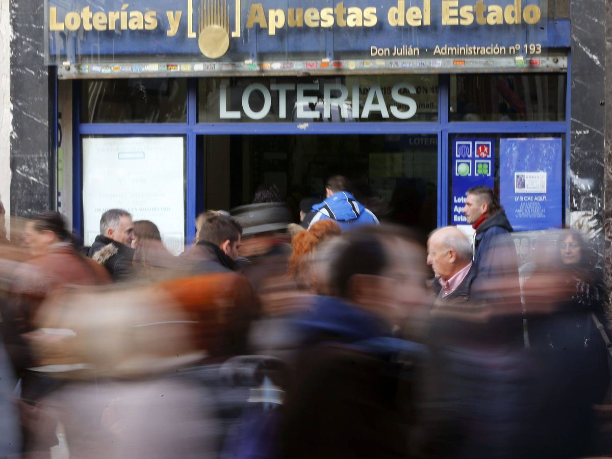 Foto: Son muchas las personas que tienen rituales en la lotería (EFE/Juan Carlos Hidalgo)