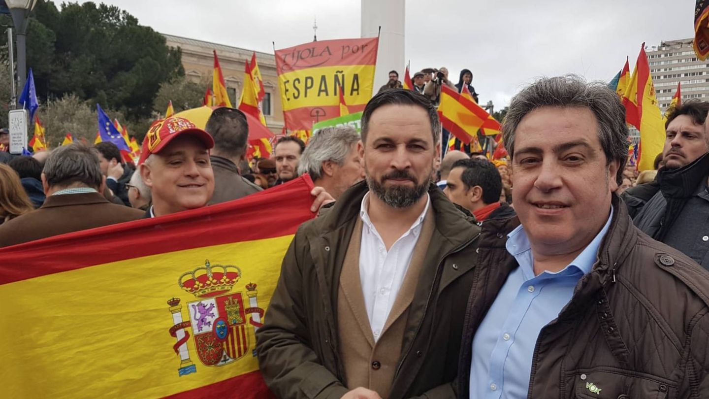 José María Llanos, com Santiago Abascal, en la manifestación de la Plaza de Colón de Madrid en febrero. (VOX)
