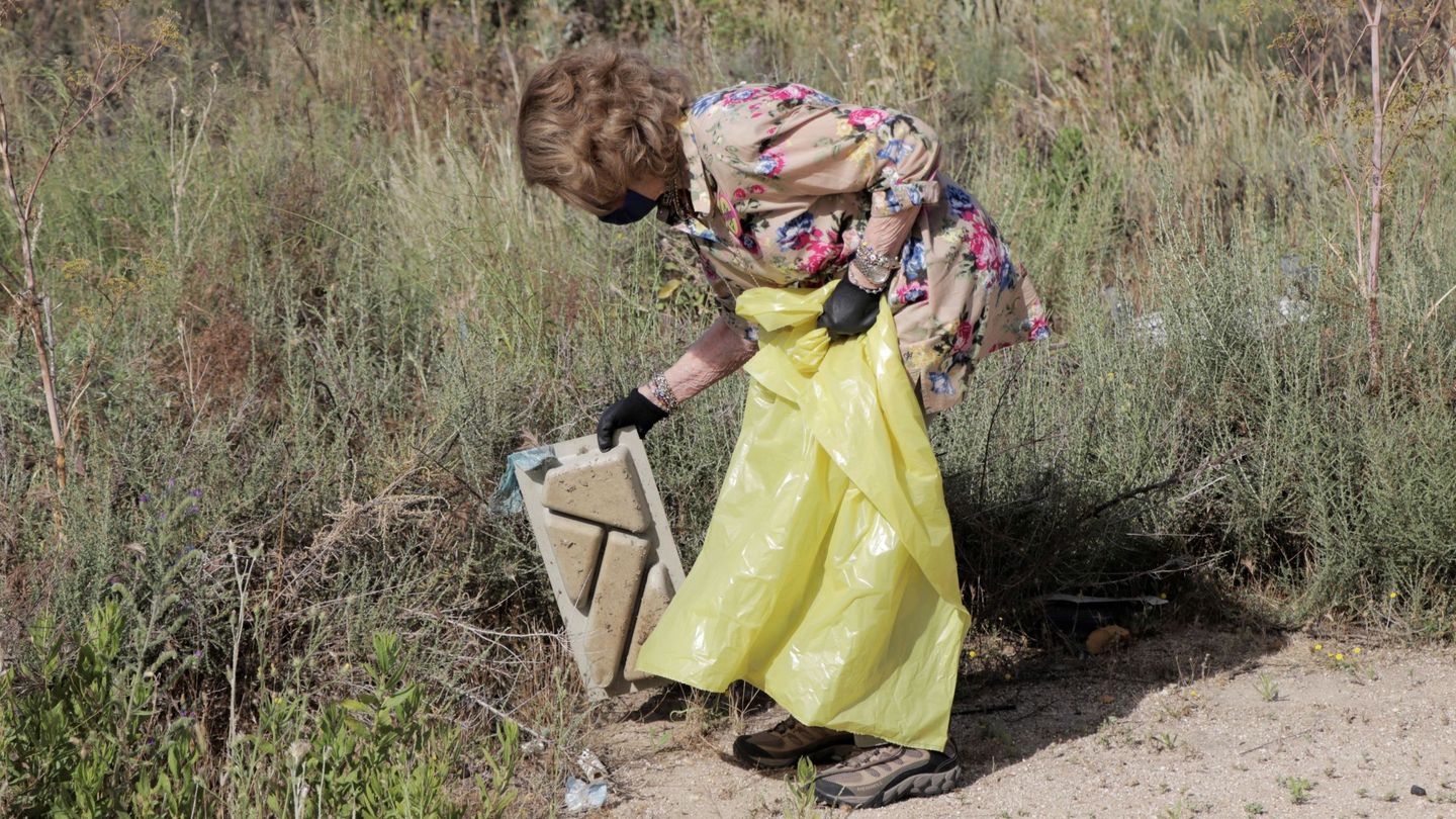 La reina Sofía participando en la recogida de basura organizada por el proyecto Libera, de SEO BirdLife. (EFE)
